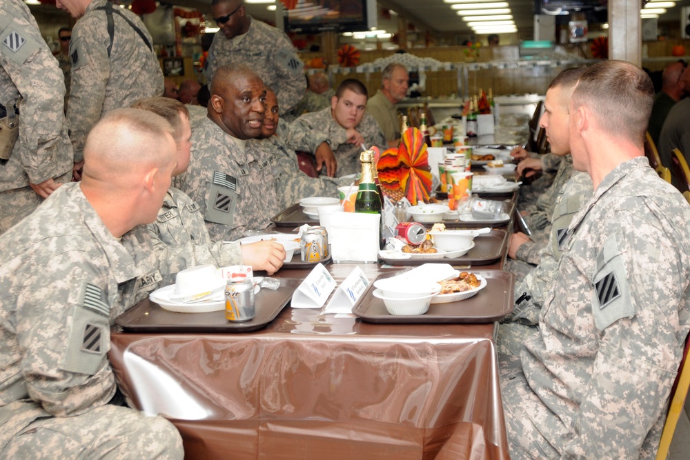 Raider and Dagger Soldiers celebrate Thanksgiving in Iraq