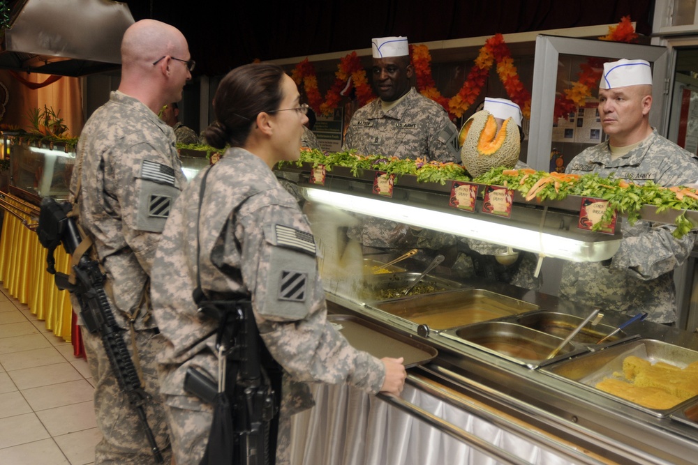 Raider and Dagger Soldiers celebrate Thanksgiving in Iraq