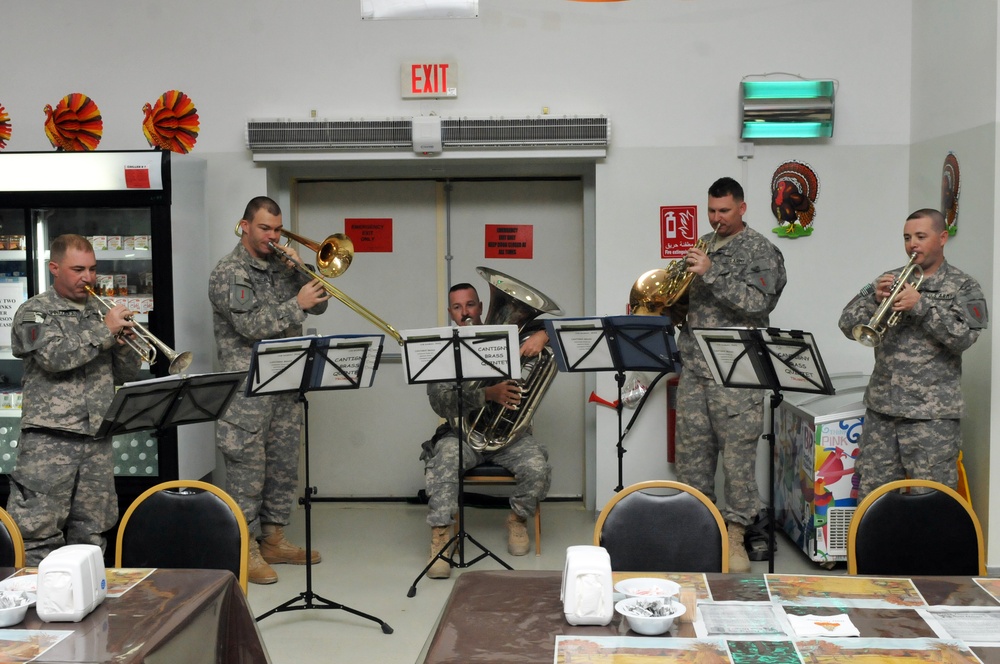 Senior Army leaders surprise deployed Soldiers in Thanksgiving Day visit