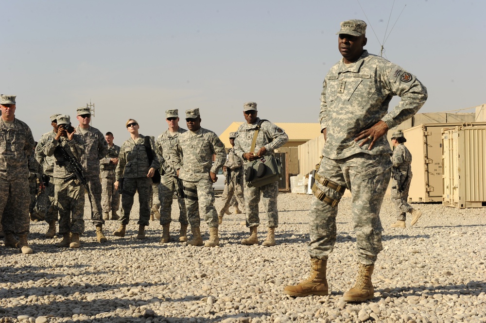 Gen. Austin at FOB Warhorse