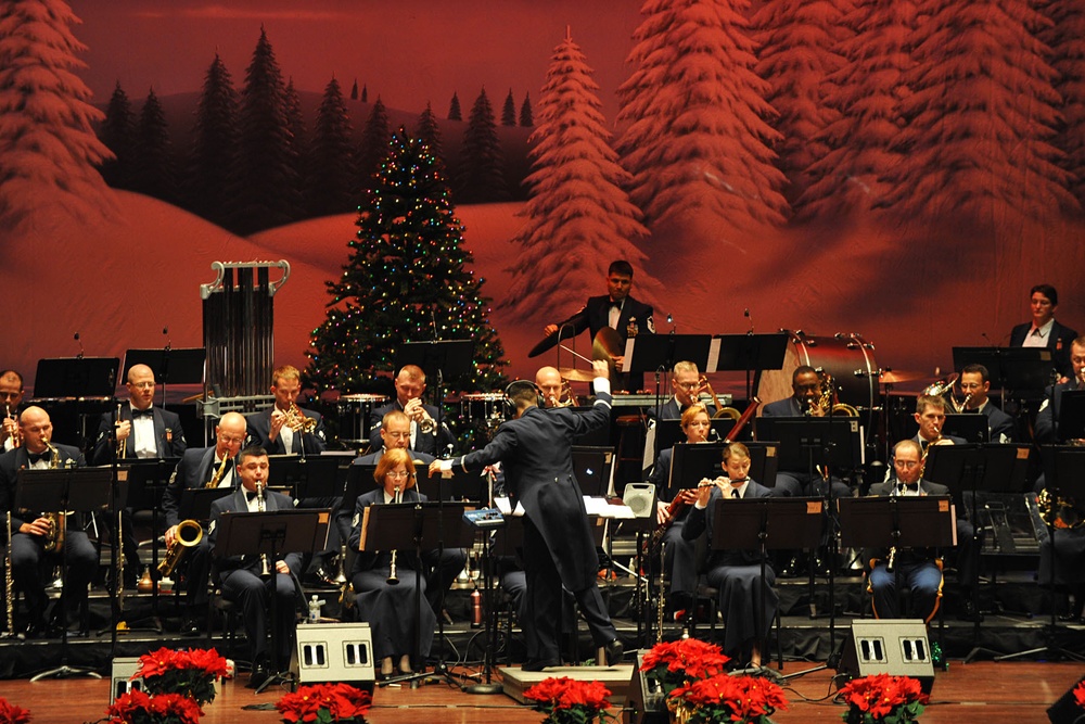 Heritage of America Band spreads spirit, song in free holiday concerts