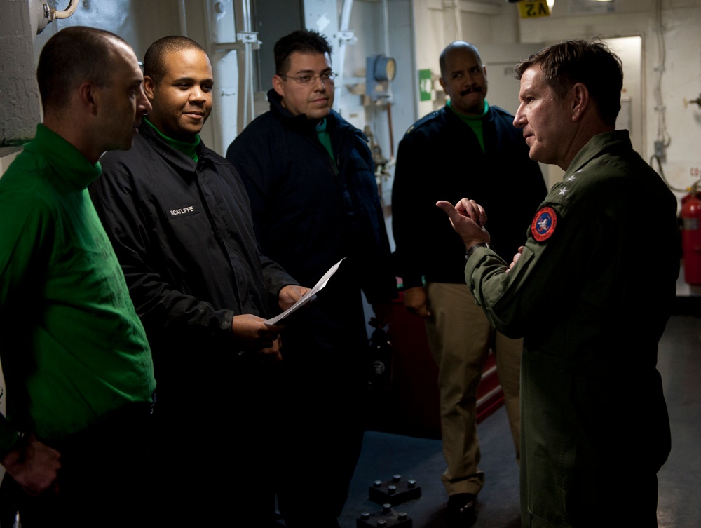 Naval Air Forces commander visits Carl Vinson