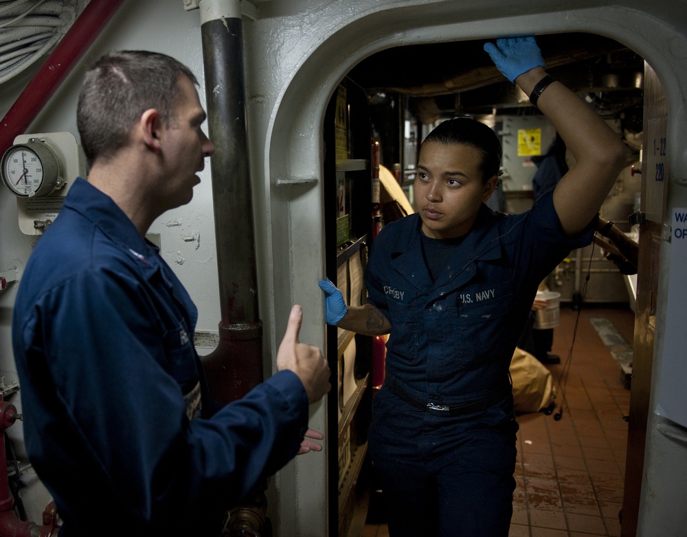 Naval Air Forces commander visits Carl Vinson