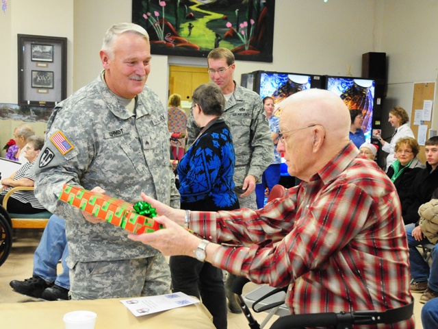 Guardsmen Share Spirit of Holidays with Veterans