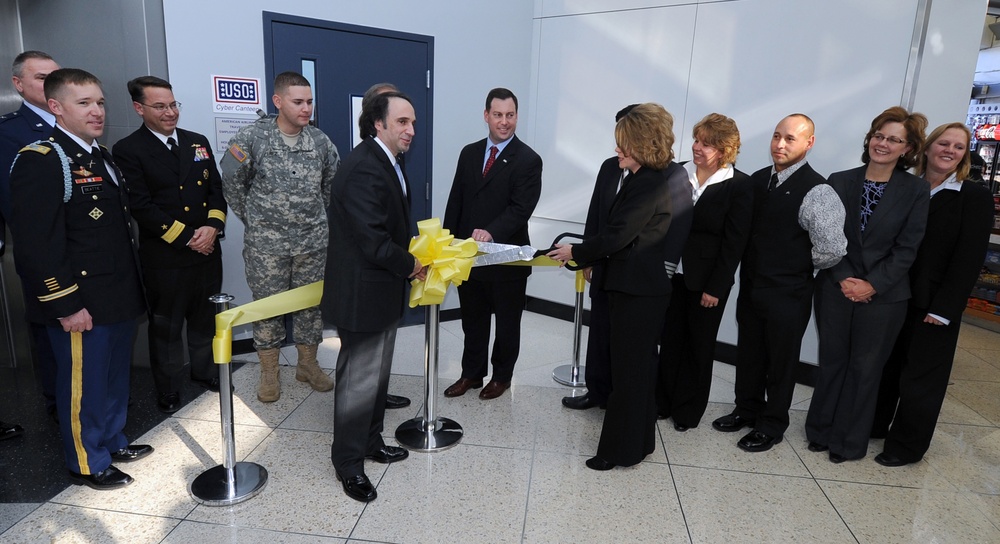 Grand Opening at Chicago USO Cyber Canteen