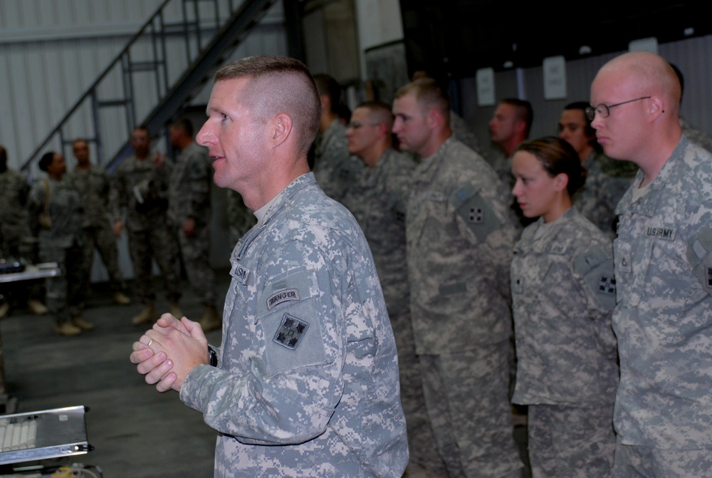 Company B, 3rd STB Soldiers meet with 4th Inf. Div. command team