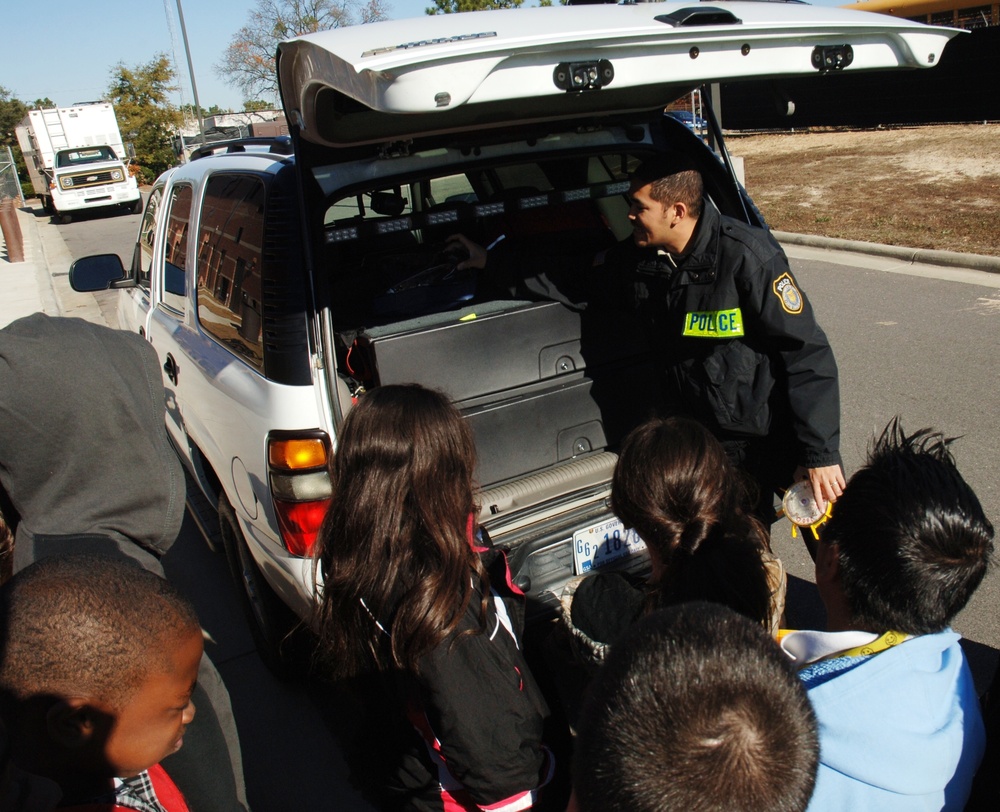 School children Learn about Bragg Military Police