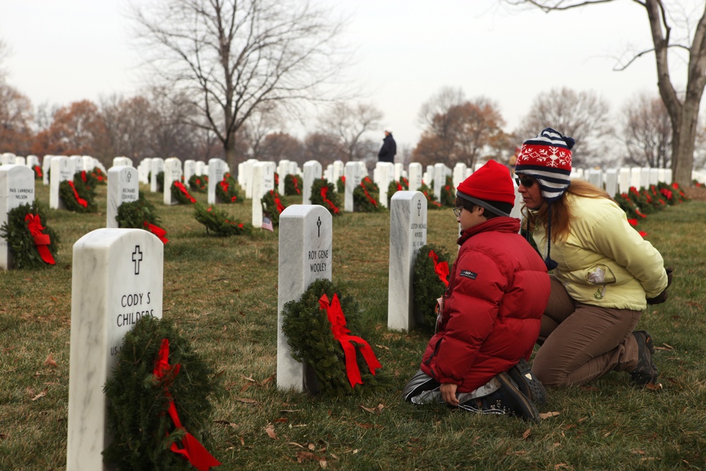 Thousands of service members, famileis brave cold to help honor fallen heroes