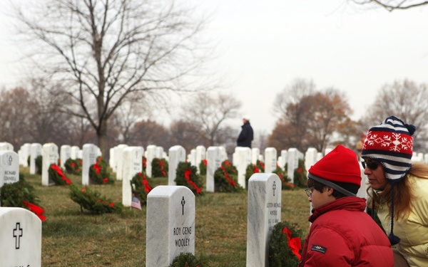 Thousands of service members, famileis brave cold to help honor fallen heroes