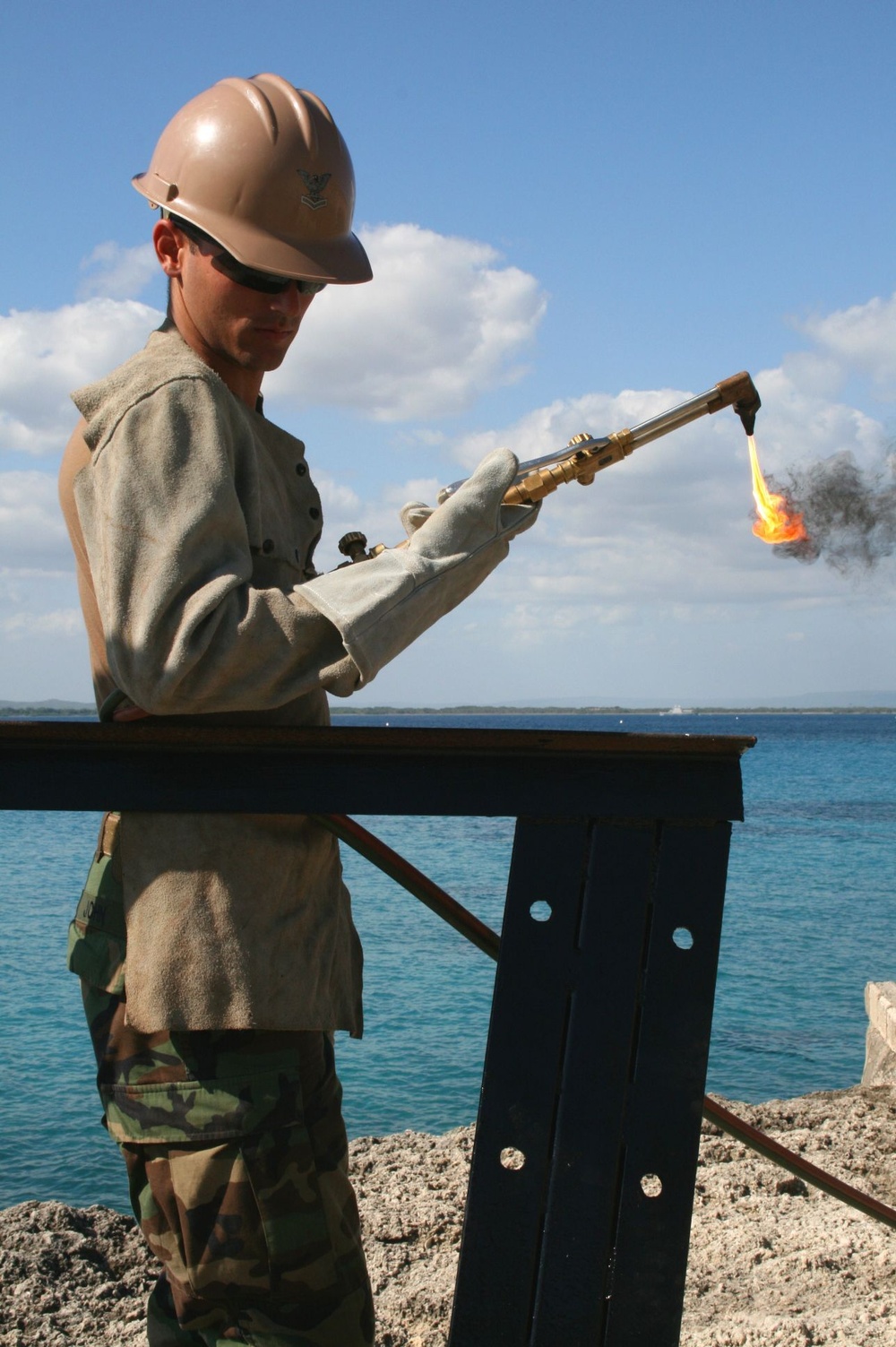 Steelworker completes welding repairs, Guantanamo Bay