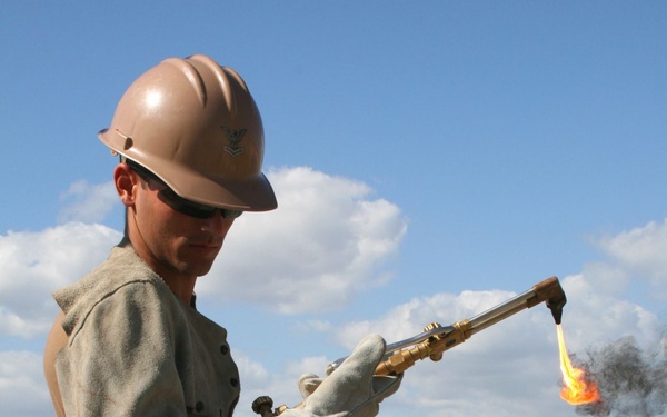 Steelworker completes welding repairs, Guantanamo Bay