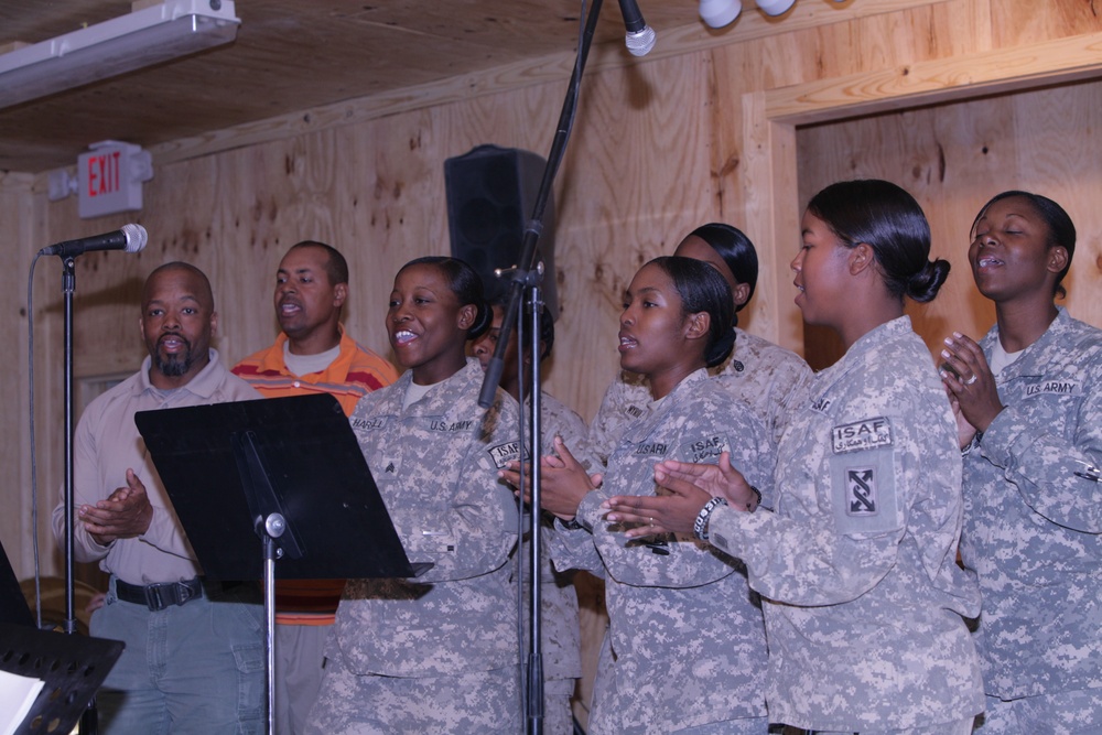 101st Airborne Band spreads holiday cheer