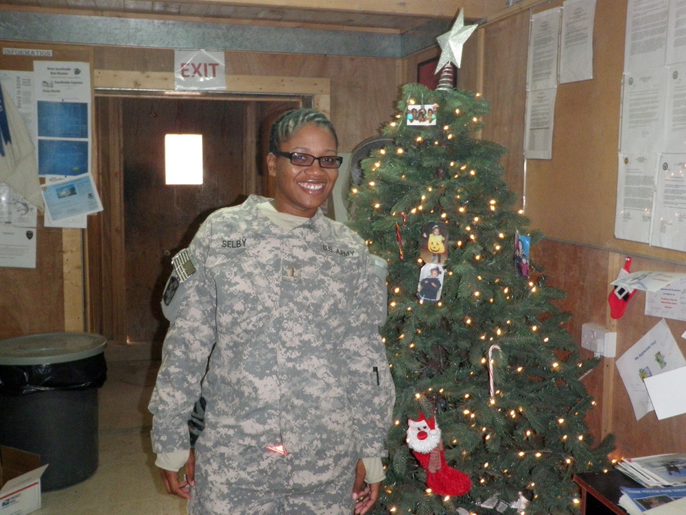 Quartermaster Soldiers exchange Christmas cards with children