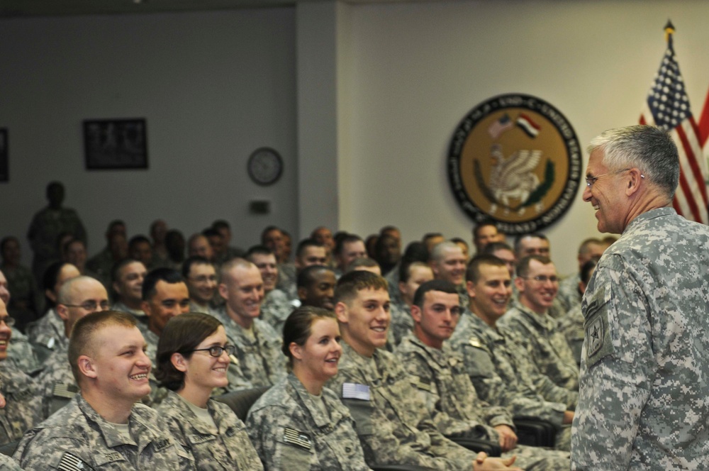 Gen. Casey spends Christmas in Iraq with USD-C Soldiers