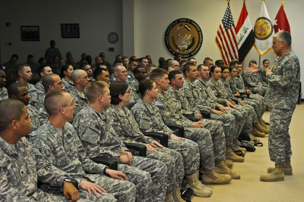 Gen. Casey spends Christmas in Iraq with USD-C Soldiers