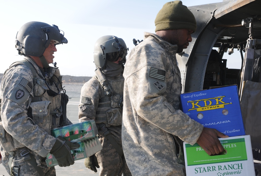 Soldiers serving Soldiers Christmas dinner in remote locations in RC(North)