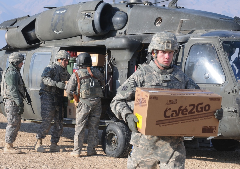 Soldiers serving Soldiers Christmas dinner in remote locations in RC(North)