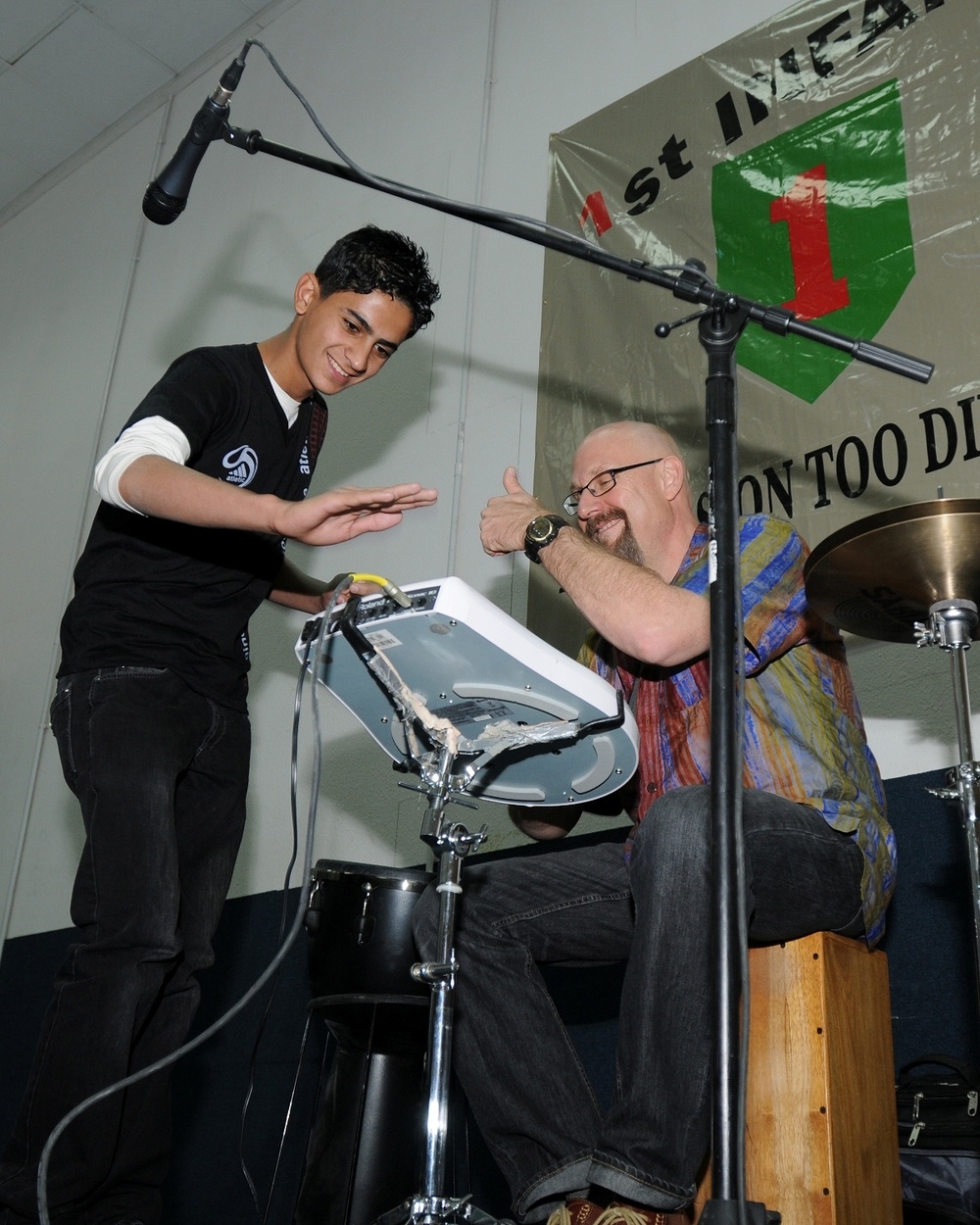 1st Infantry Division Band instructs Iraqi art students