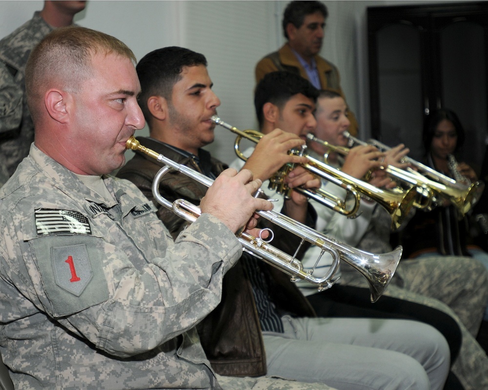 1st Infantry Division Band instructs Iraqi art students