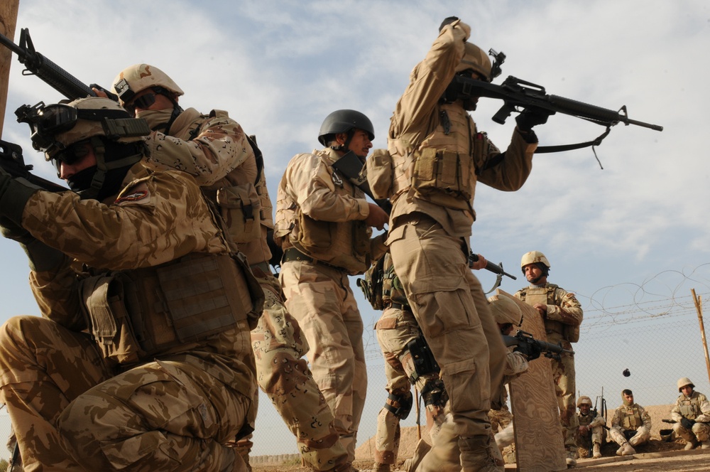 Iraqi Army commandos train to fight with assistance of 'Vanguard' battalion Soldiers