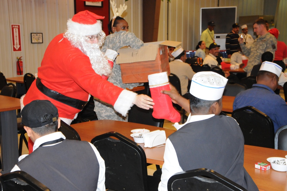 Troops thank DFAC workers with holiday goodies