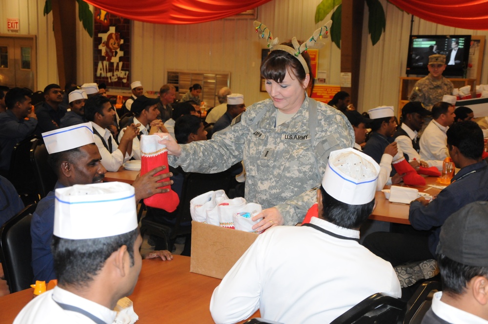 Troops thank DFAC workers with holiday goodies