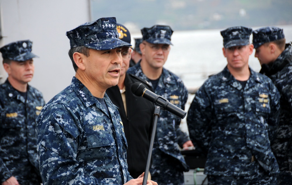 Vice Adm. Harry B. Harris Jr. visits  USS Vella Gulf