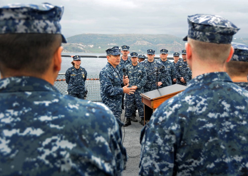 Vice Adm. Harry B. Harris Jr. visits  USS Vella Gulf