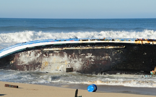 Fishing vessel runs aground in Half Moon Bay