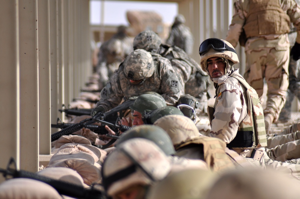 Iraqi soldiers zero M16 rifles at Al Asad