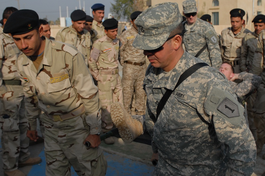 Dragon battalion Soldiers train combat life saving techniques to Iraqi Army