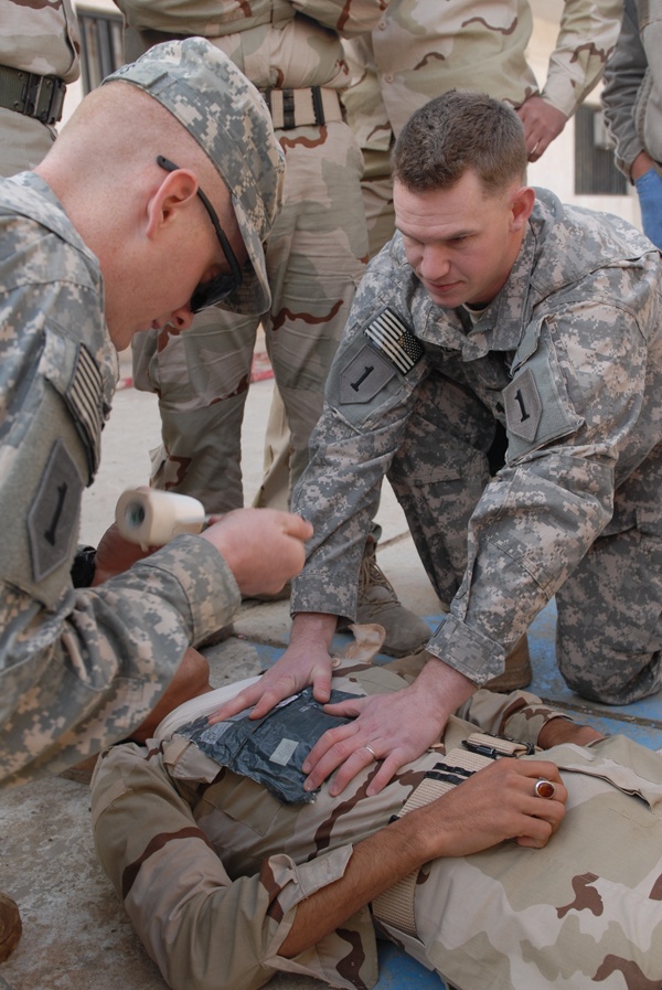 Dragon battalion Soldiers train combat life saving techniques to Iraqi Army