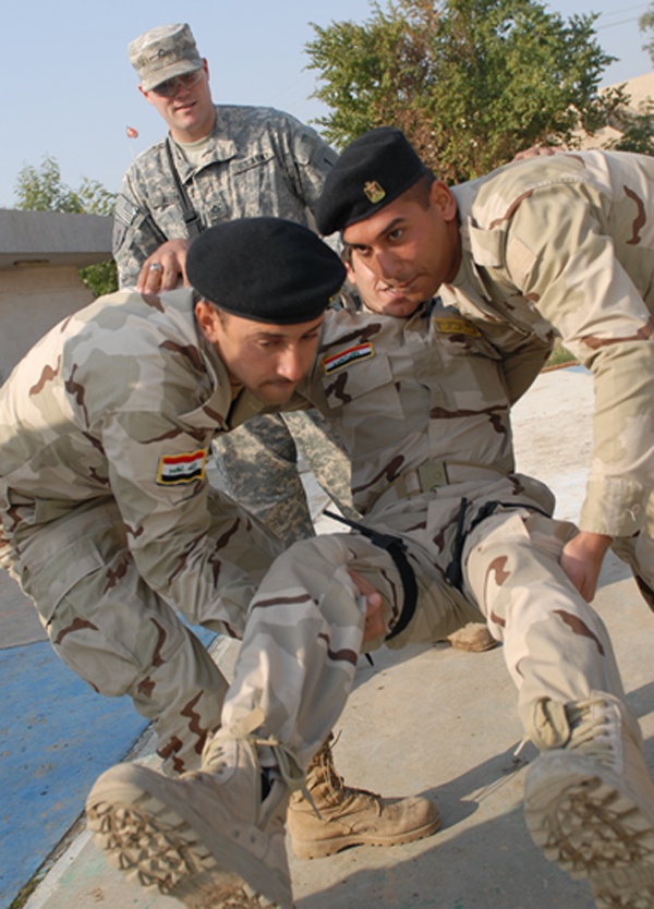 Dragon battalion Soldiers train combat life saving techniques to Iraqi Army