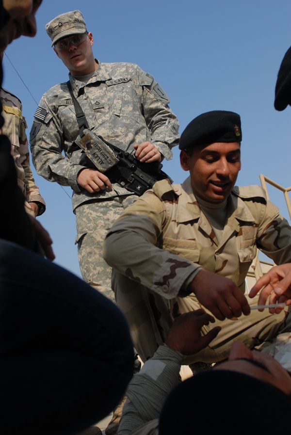 Dragon battalion Soldiers train combat life saving techniques to Iraqi Army