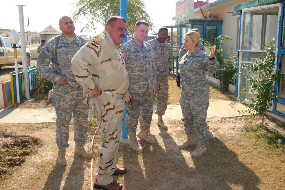 'Lifeline' battalion command team meets with 9th IA Div leader