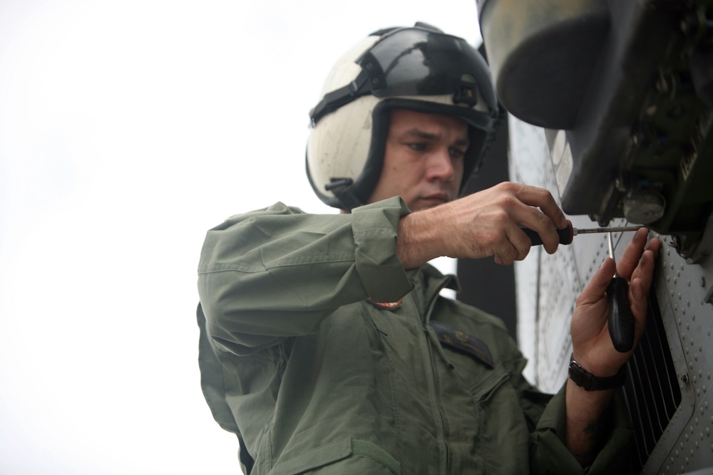 Inspections keep HMM-265 blades spinning