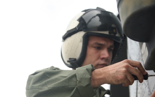 Inspections keep HMM-265 blades spinning