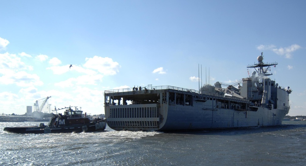 USS Gunston Hall Departs Little Creek-Fort Story