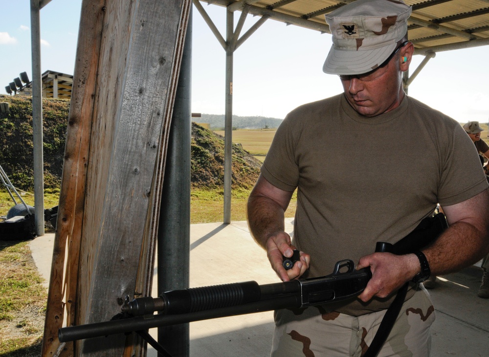 Sailors at the firing range in Guantanamo Bay