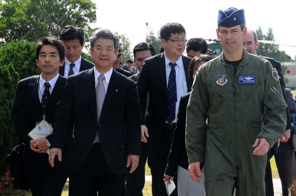Japan Minister of Defense visits Kadena
