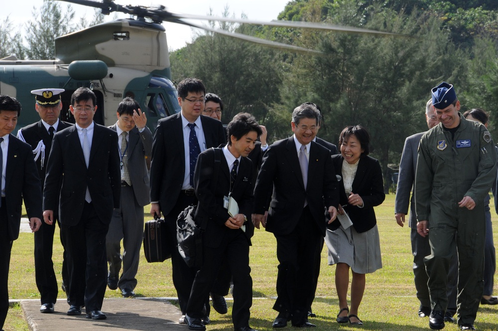 Japan Minister of Defense visits Kadena