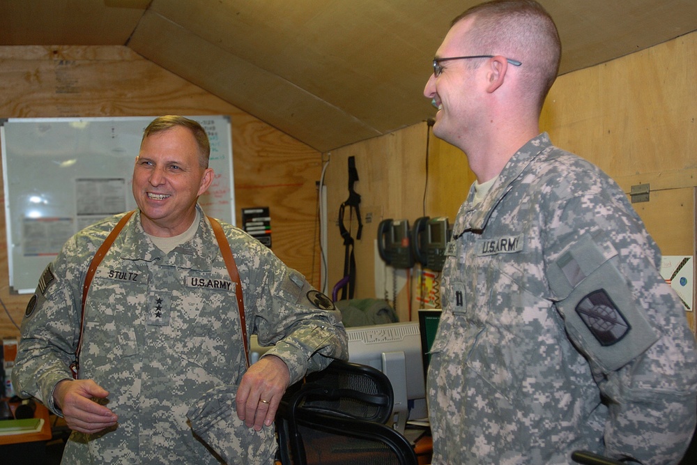 359th Soldier chats with Chief of the Army Reserve