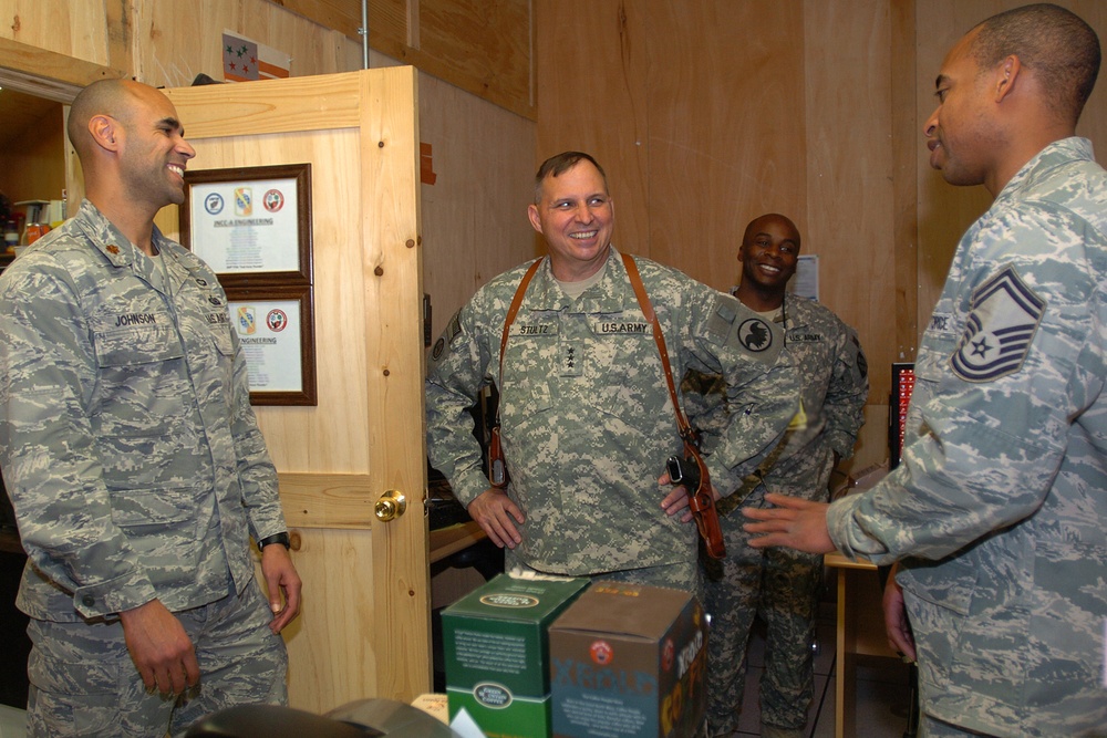 Chief of Army Rerserve Speaks with Task Force Thunder Airmen