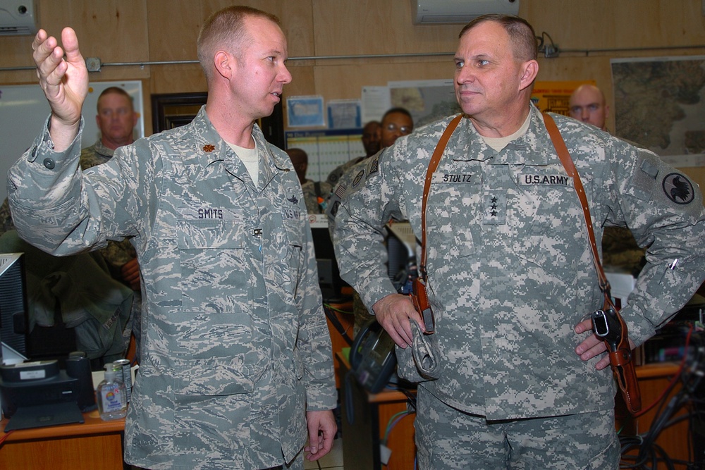 Redlands, Calif. Native Speaks with Chief of Army Reserve