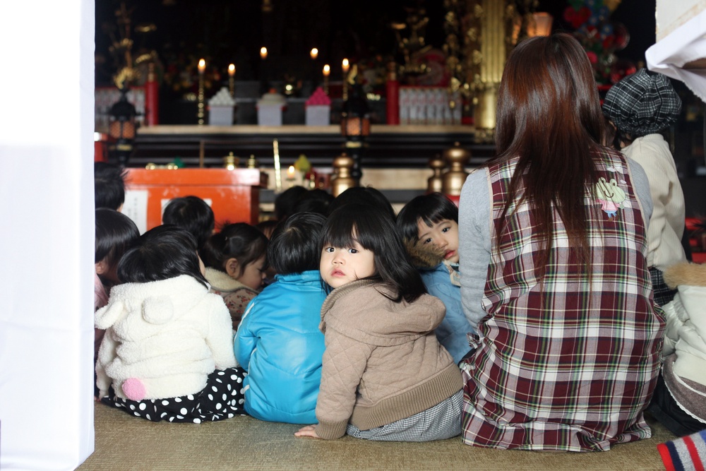Visitors experience Hatsumode, Nakamura House