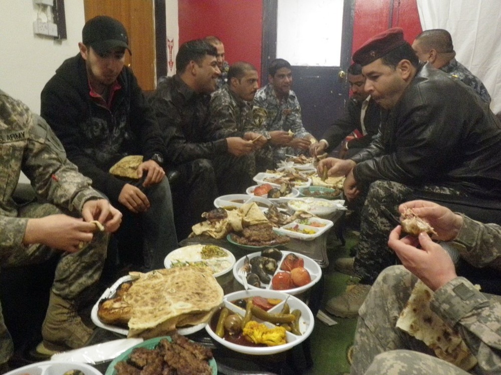 Federal Police leaders share traditional meal with ‘Longknife’ Squadron soldiers