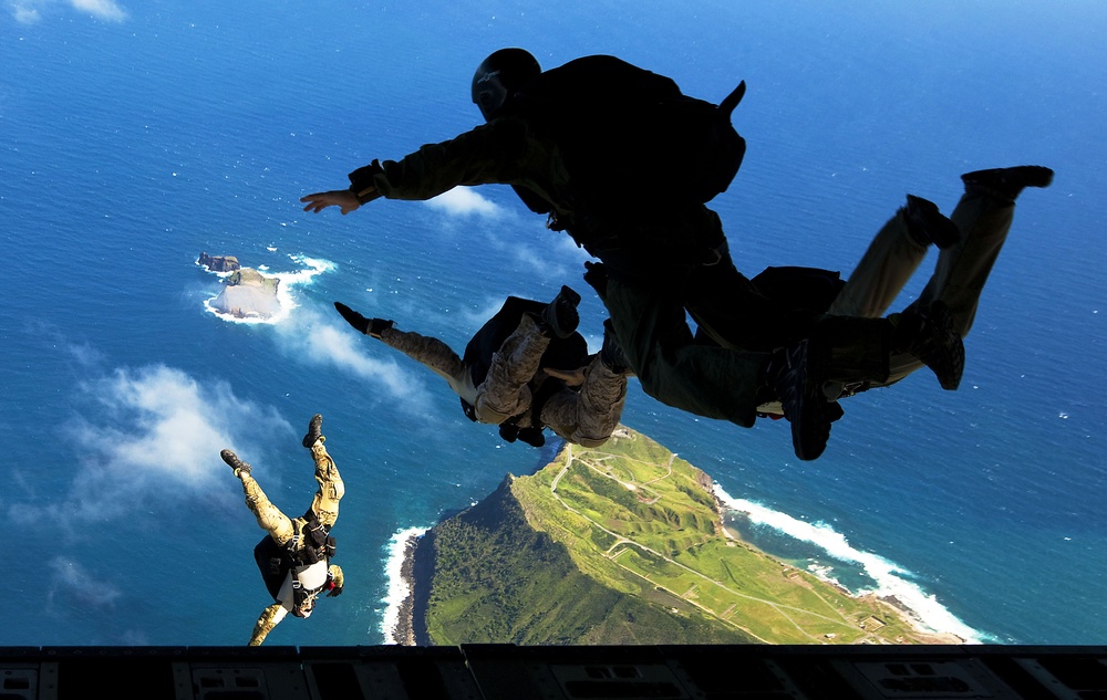 Joining to jump: Force Recon Marines perform parachute training with SEALs, pararescuemen