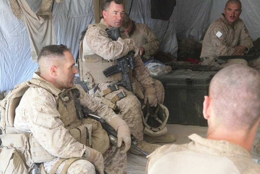 Division command visits and encourages, 3rd LAR Wolfpack