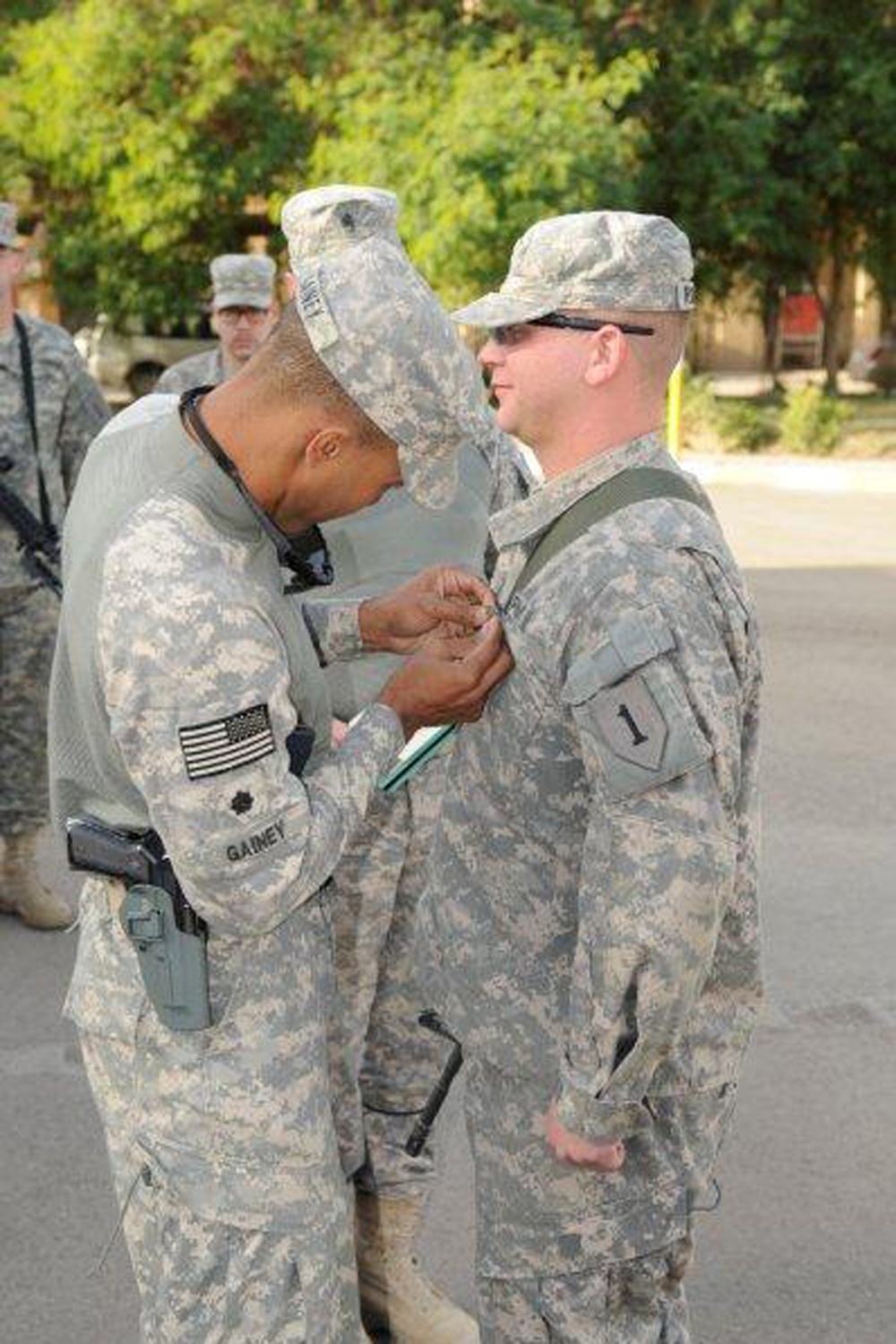 USD-C’s ‘Lightning’ battalion commander presents award to Soldier