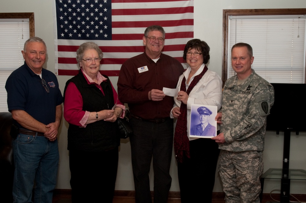 Family donation to USO honors former aviator